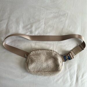 Lululemon Everywhere Belt Bag (Cream Sherpa)